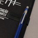 Suporte múltiplo para canetas e lápis em livros